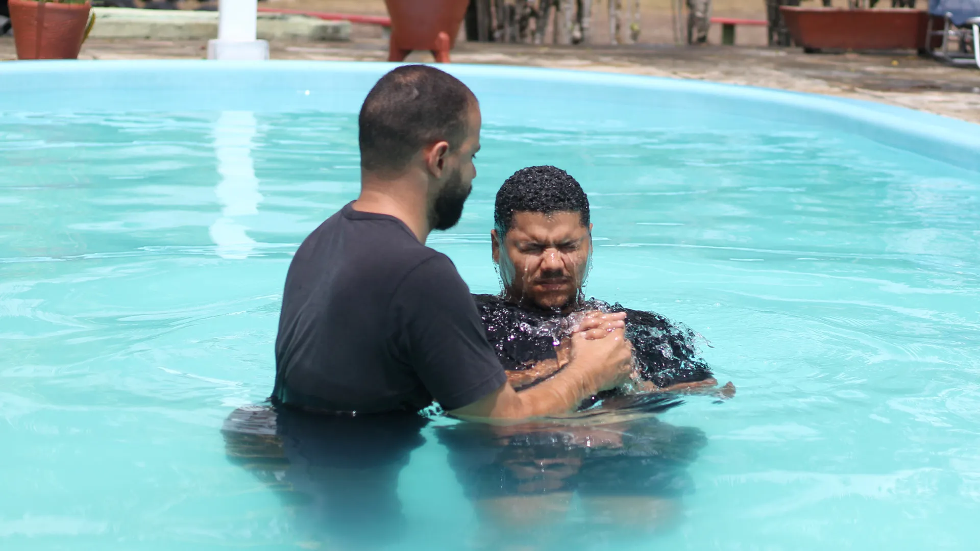 Pr. Filipe Ribeiro celebrando o batismo de um irmão