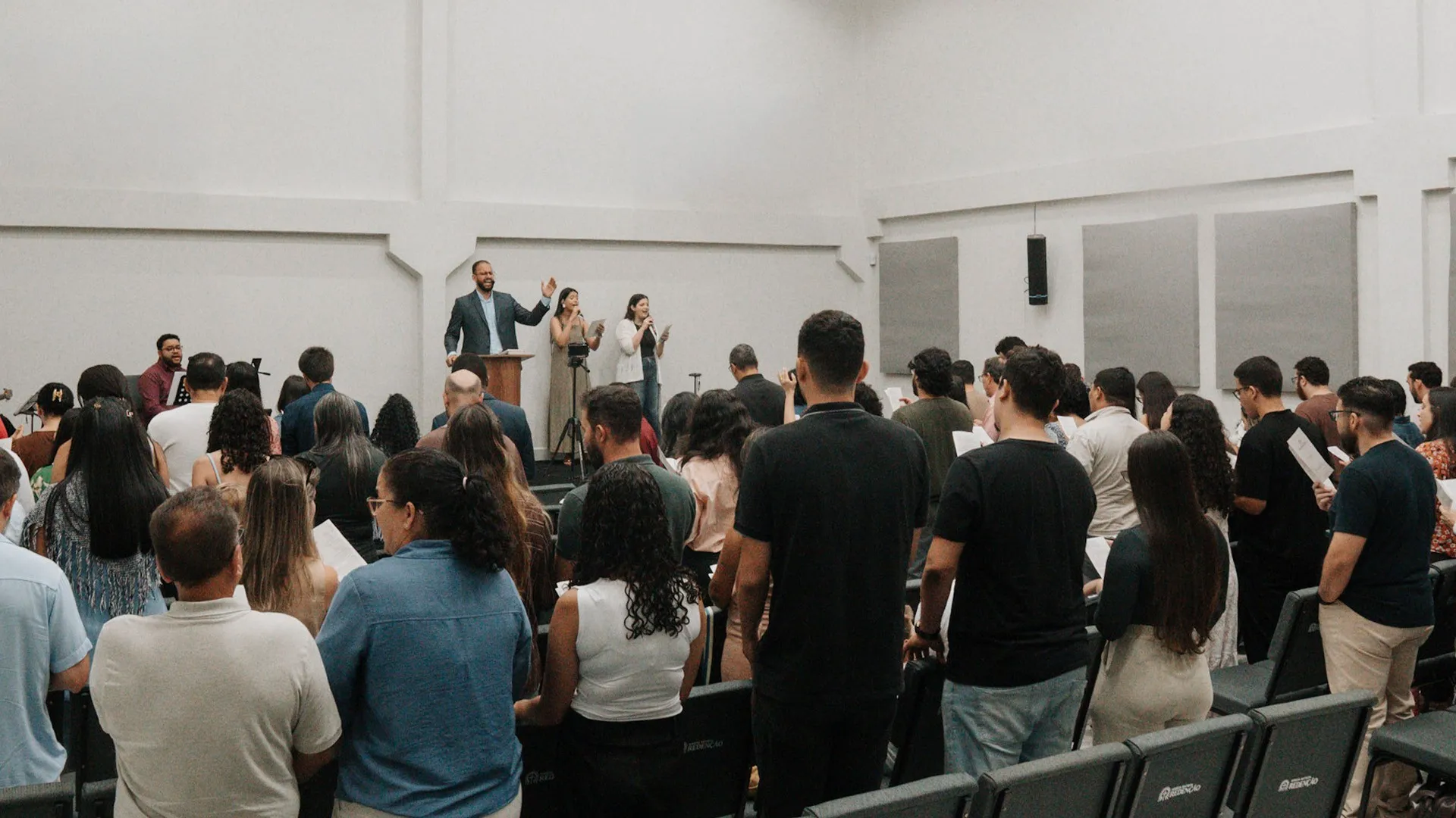 Igreja reunida em culto no espaço atual, na Av. Prudente de Morais