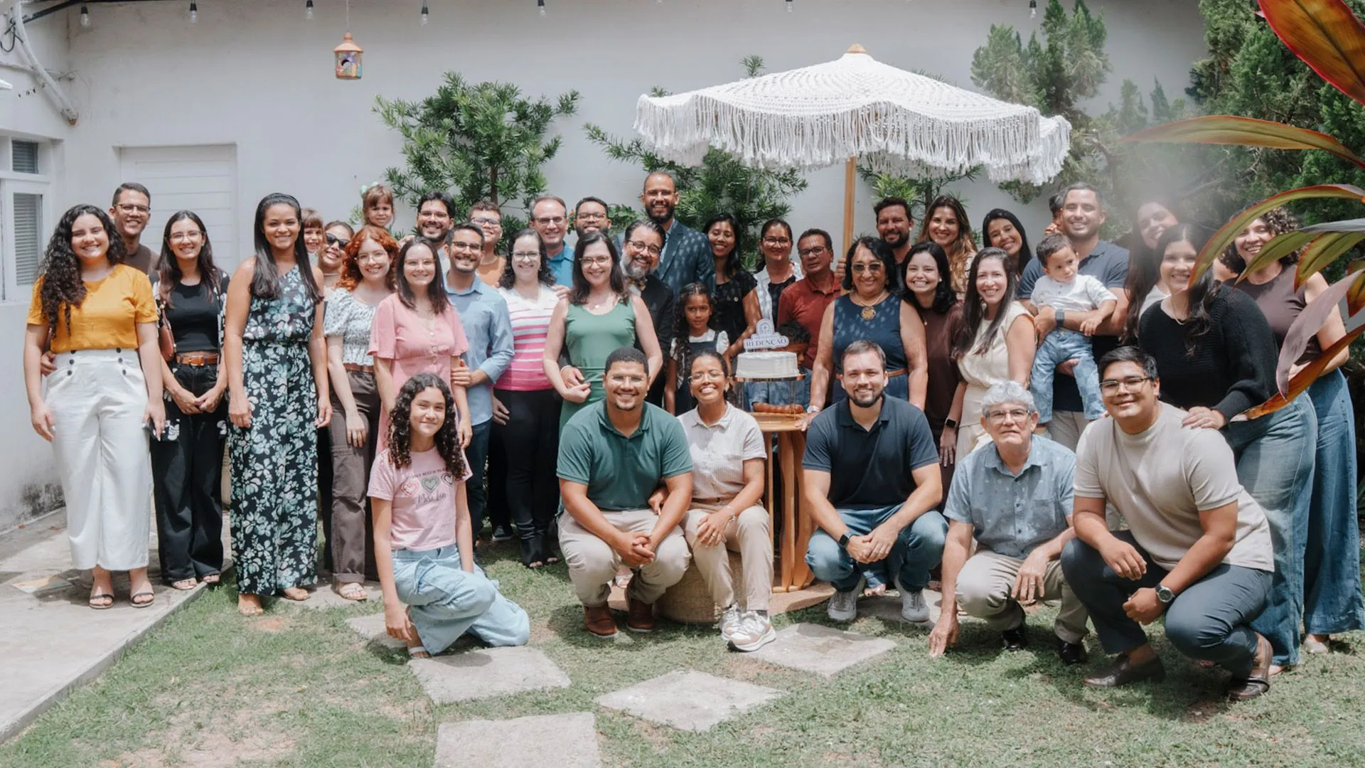 Membros da Igreja Batista Redenção reunidos em confraternização